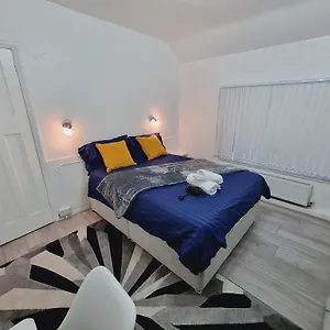 https://chec-double-bed-w-private-bathroom-netflix-work-space-and-wifi.yorkshirehotels.net